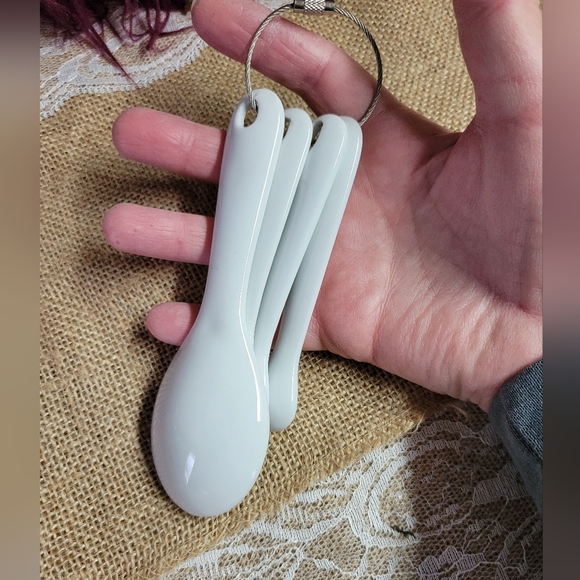 🛒🛍️💥Nwot white ceramic measuring spoon set great gift for the baker - Picture 3 of 5